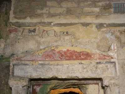 ...il naisk�s, questo il suo nome greco, � sovrastato da disegni raffiguranti la discesa negli inferi